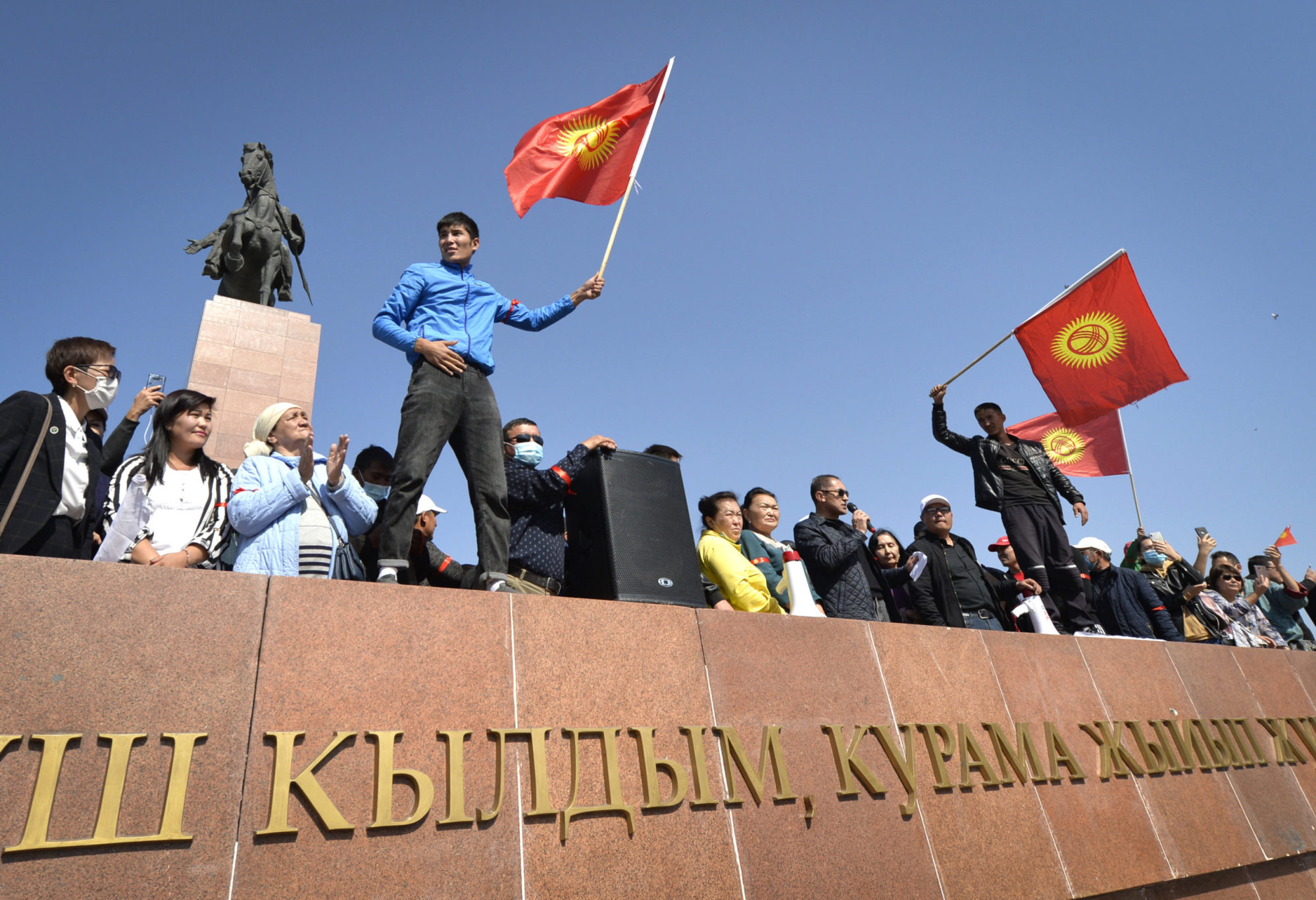 Революция в кыргызстане. Протесты в Кыргызстане 2020. Кыргызстан революция 2020. Киргизы митинг.