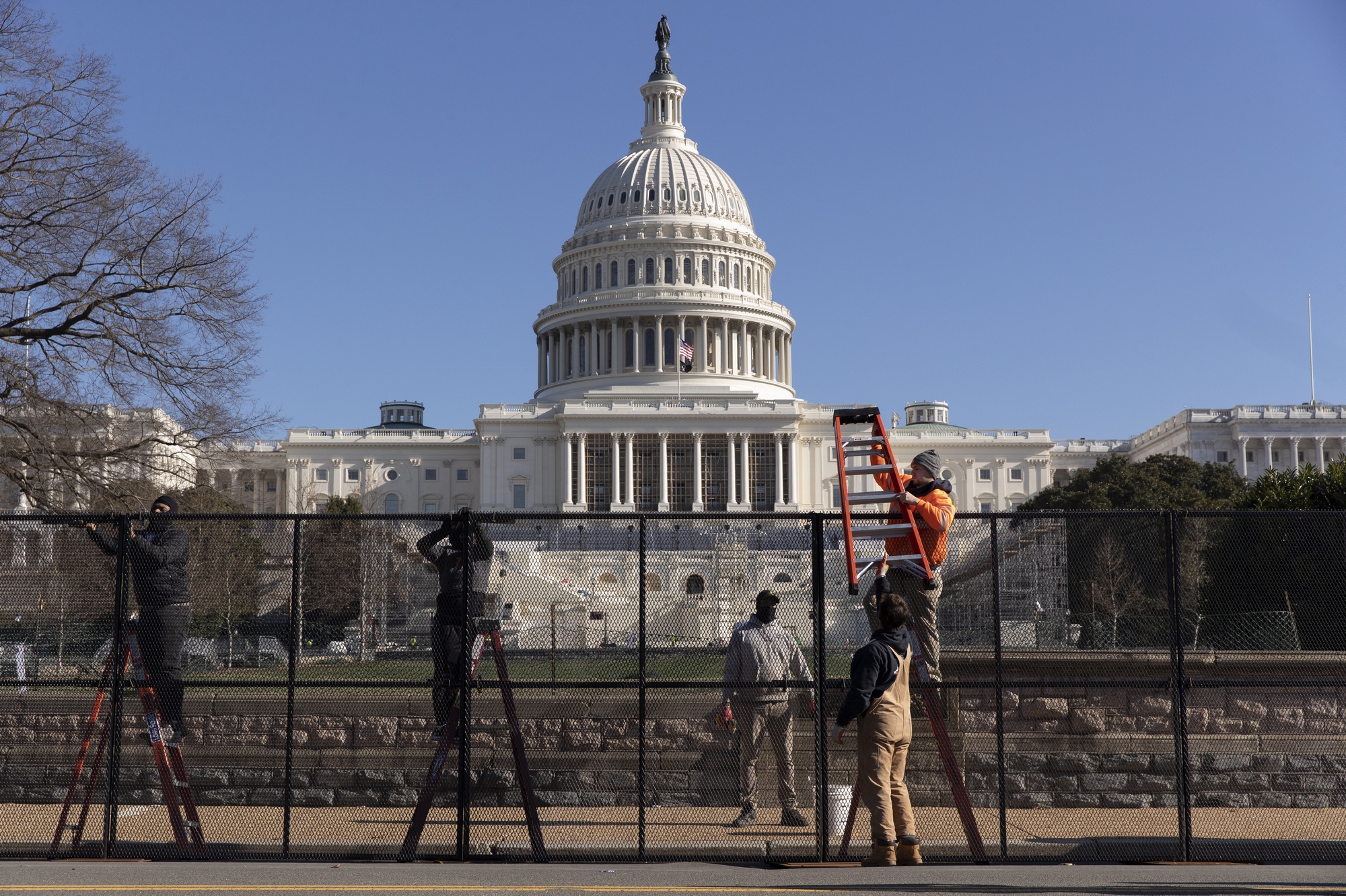 Сша идет. Капитолий огражден. Забор вокруг конгресса. Капитолий огорожен забором. Конгресс США за забором.