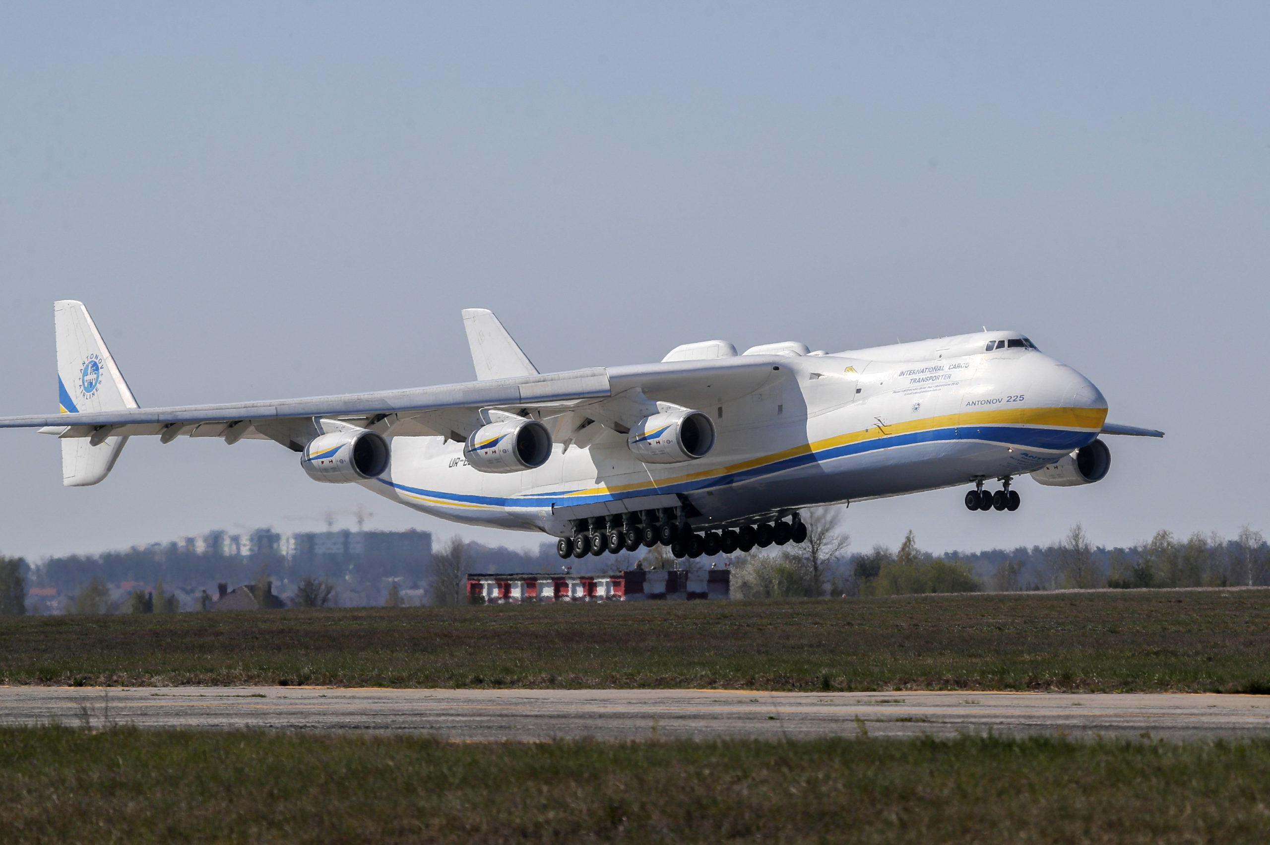 Украинский самолет. Самолёт АН-225 Мрия уничтожен. Мрия 225. АН-225 Мрия транспортный самолёт. АН-225 Мрия Украина.