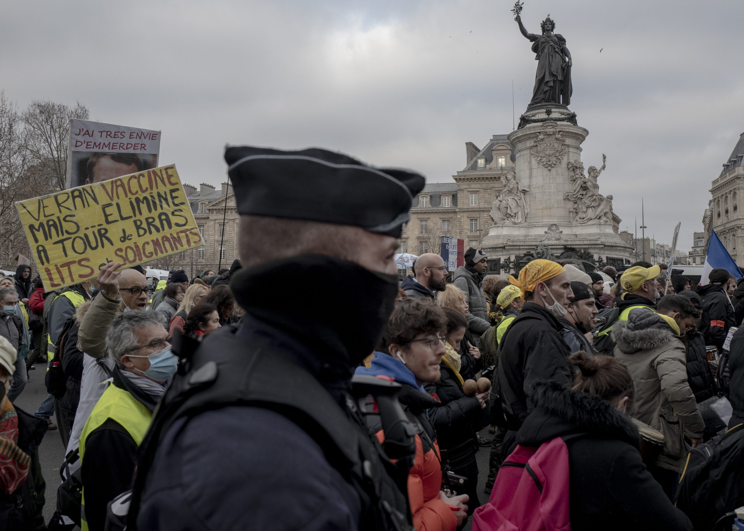 Протестующие против власти. Протест против власти. Против власти. Протесты в Париже 2022. Протесты во Франции январь 2023.