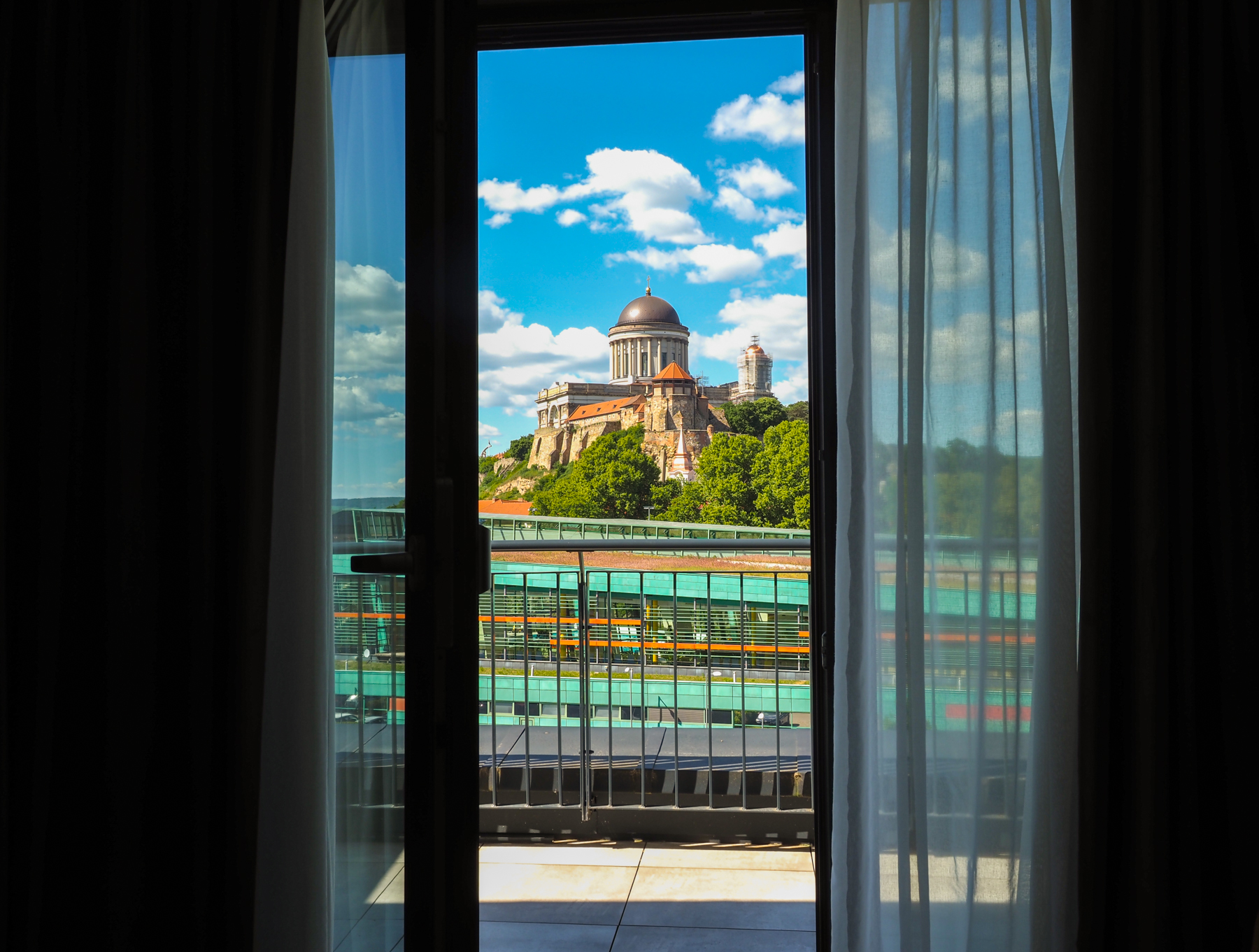 Az Esztergomi Bazilika látványa a szaunából, vagy éppen a szobád ablakából – ilyen a Grand Hotel Esztergomban pihenni